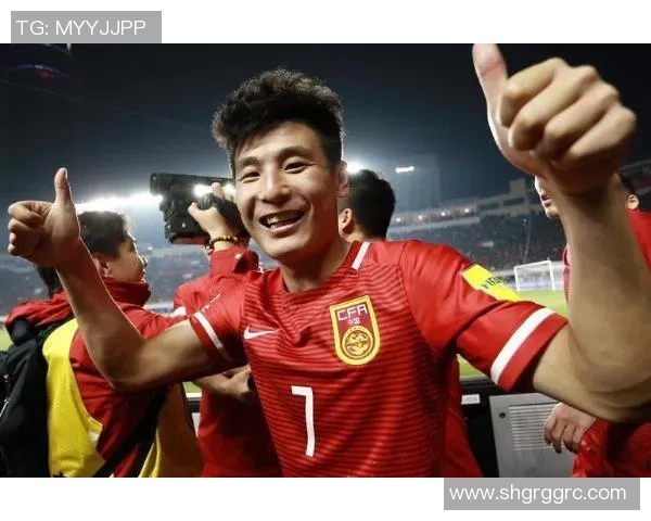 铁笼中的足球巨星与激情碰撞 展现逆境中的突破与荣耀